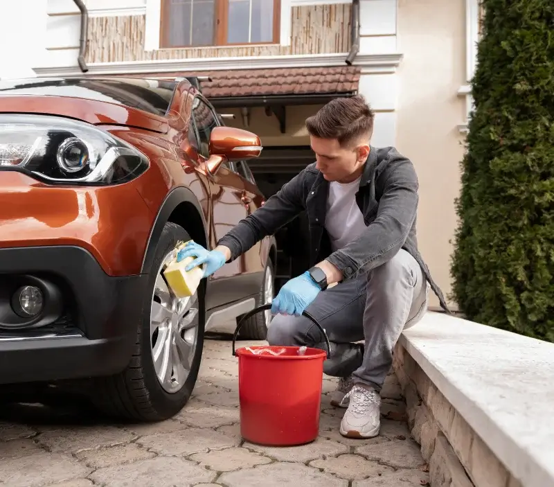 Lavage auto à domicile Le Heaulme : professionnel intervenant sur un véhicule